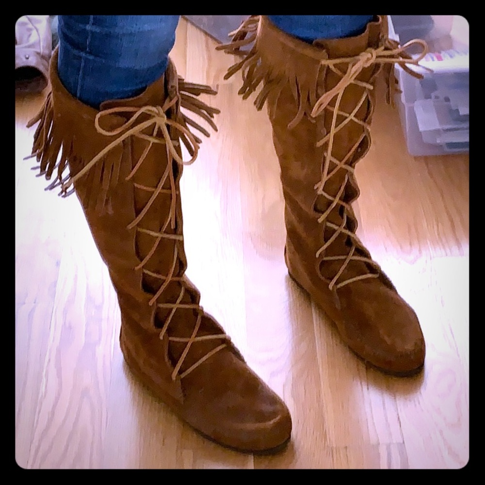 Size 9.5 Minnetonka Moccasin boots